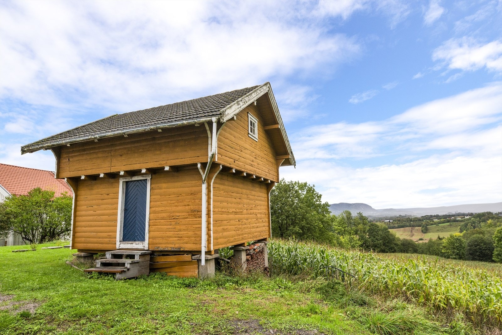 Sjarmerende stabbur som er innredet med verksted. Galleribilde