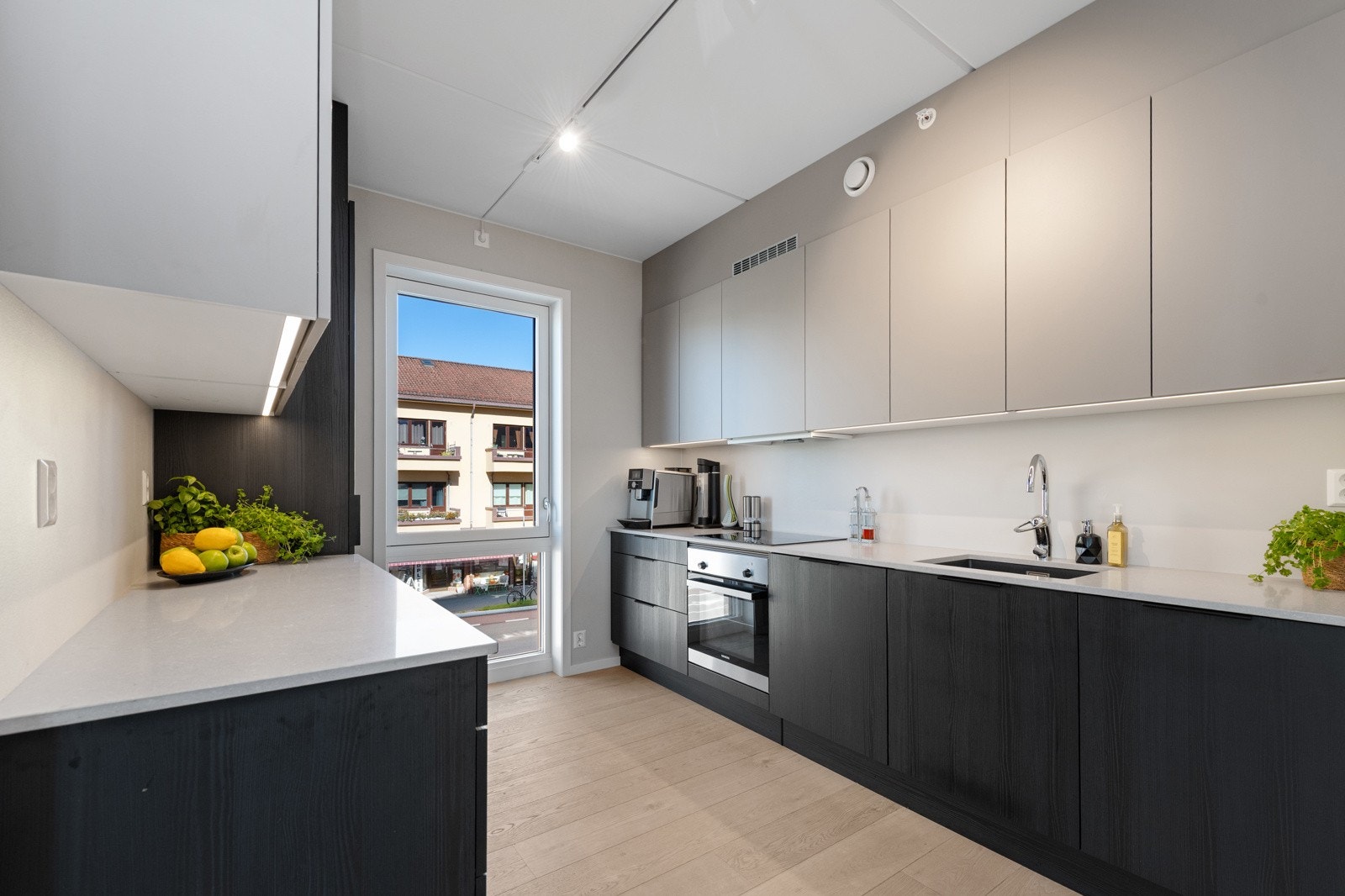 Oppgradert HTH innredning med integrerte hvitevarer fra Siemens Galleribilde