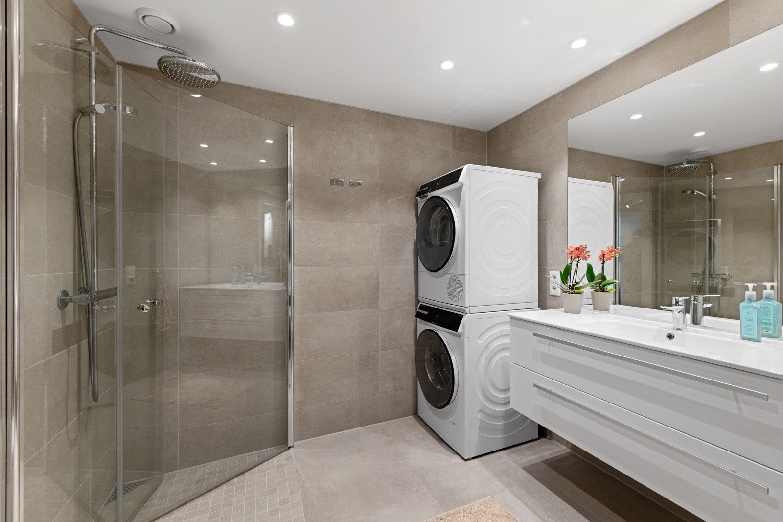 Lekkert og innbydende hovedbad Galleribilde