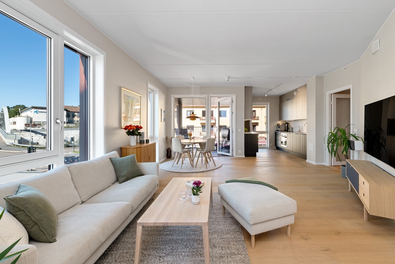 2,6 meter takhøyde og assymetrisk form gir stuen det lille ekstra Galleribilde