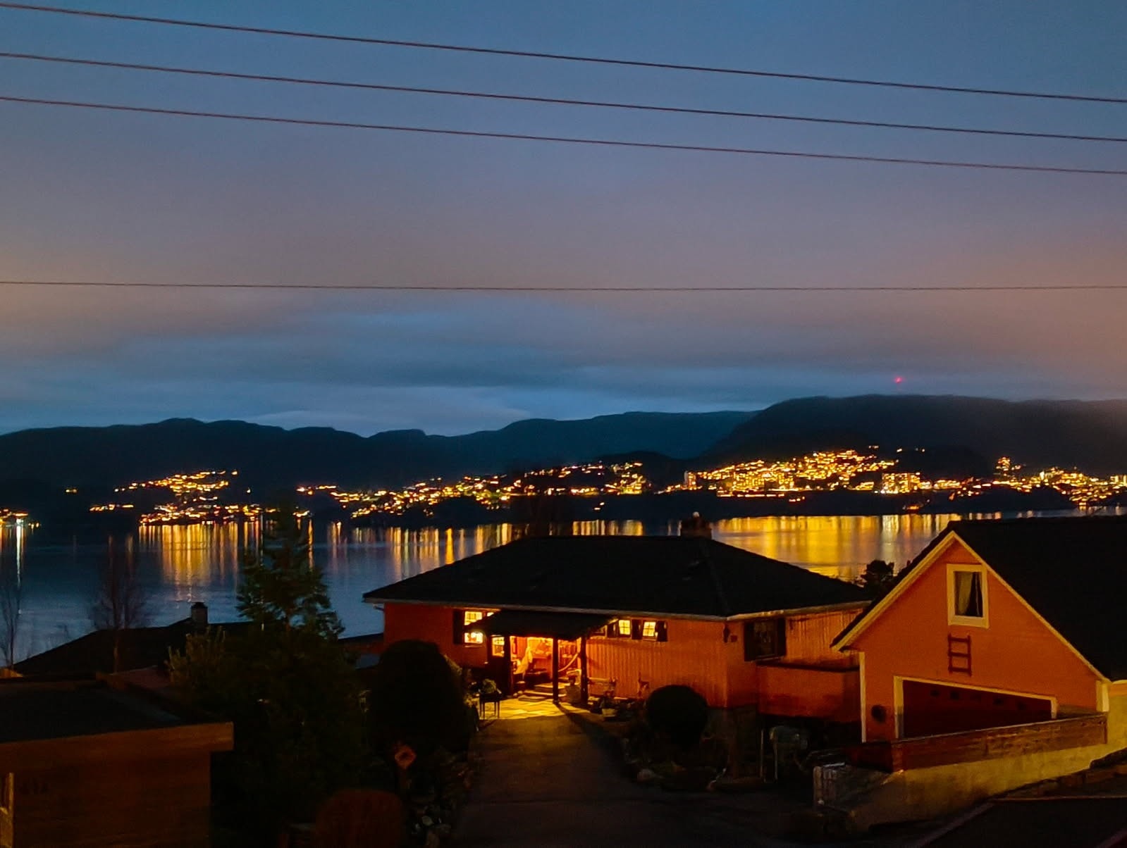 Koselig kveldsstemning med nydelig utsikt fra balkongen. Galleribilde
