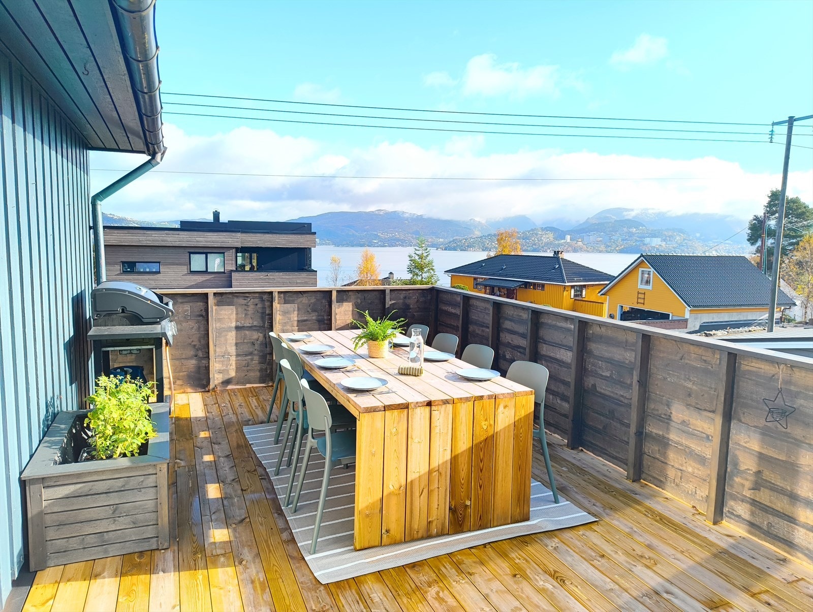 Stor ny balkong (2025) med utgang fra stue. Perfekt for utemøbler, grill og solrike sommerdager. Galleribilde