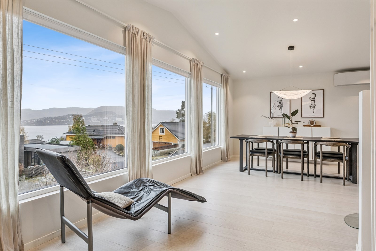 Stuen har et lyst og delikat preg med 1-stavs laminatgulv, malte platevegger og malt platehimling med innfelte downlights. Galleribilde