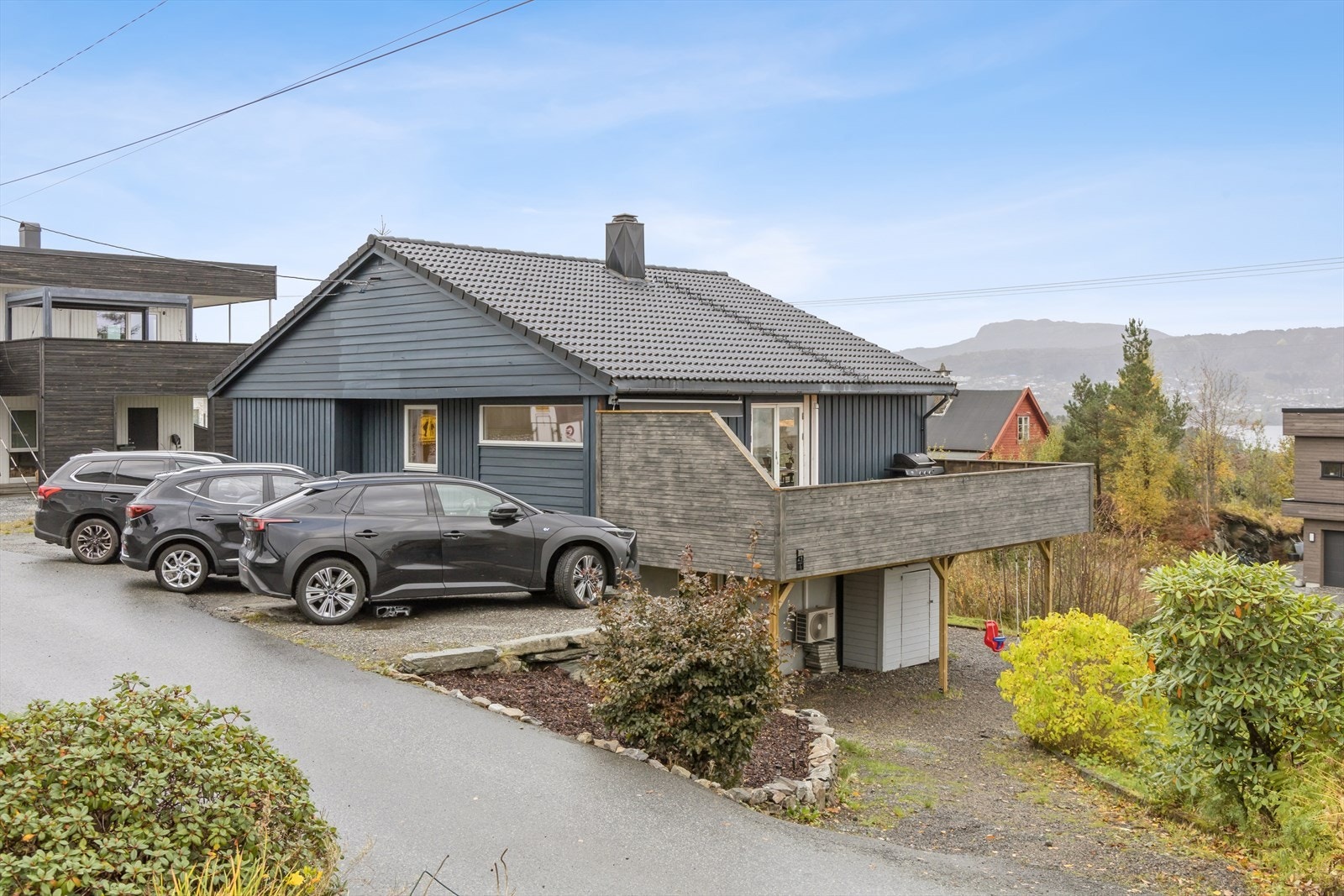 Rolig beliggenhet i barnevennlig område. God plass til flere biler på tomten. El bil lader montert ved parkeringsplass. Galleribilde