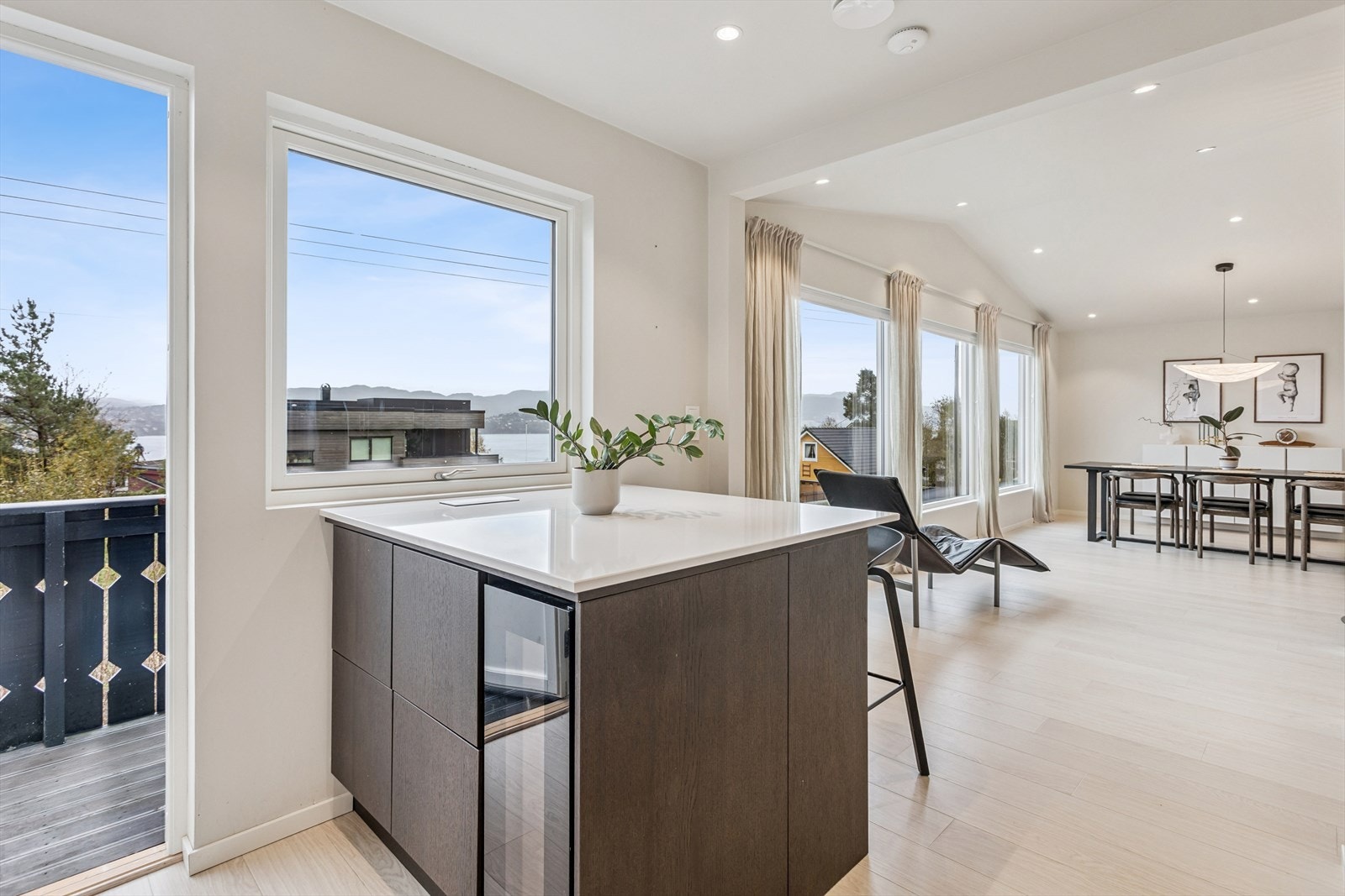 Innredningen er fra Epoq/IKEA med slette fronter, benkeplater i slitesterk kvartskompositt og integrerte hvitevarer som stekeovn, induksjonstopp, oppvaskmaskin, kjøleskap og vinskap. Galleribilde