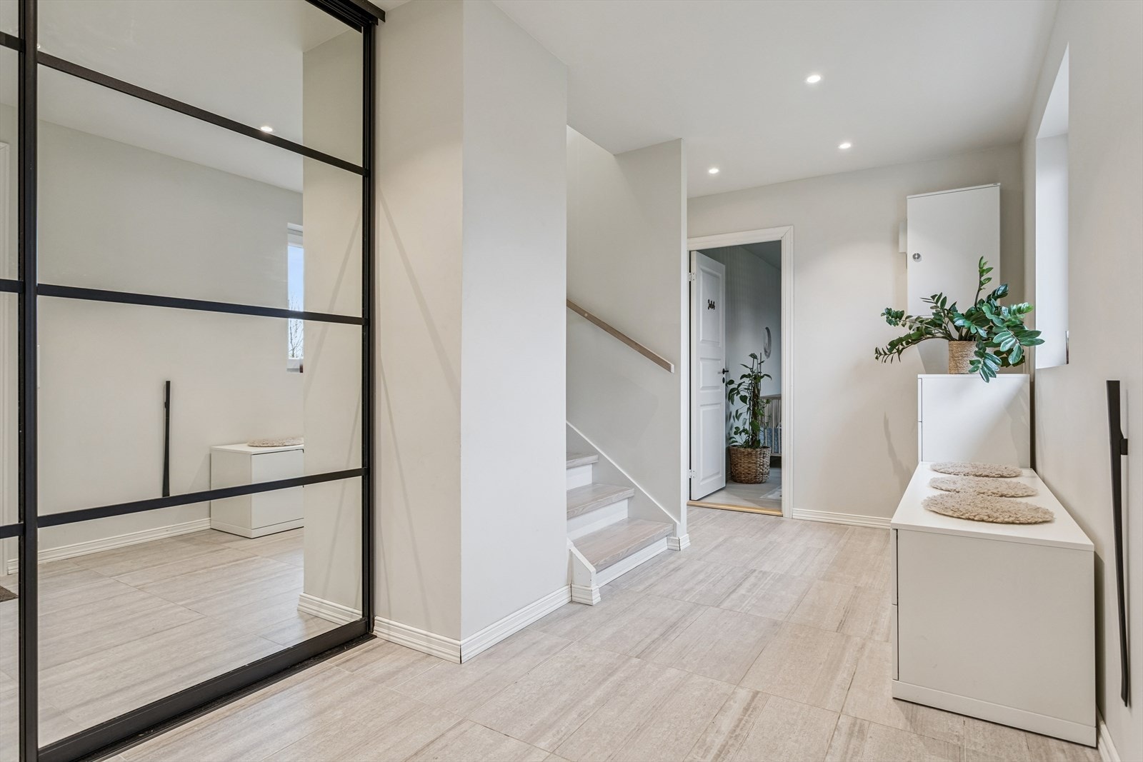 Rikelig plass til yttertøy, sko og annen oppbevaring. Stor, flott skyvedørsgarderobe med speilfronter. Galleribilde