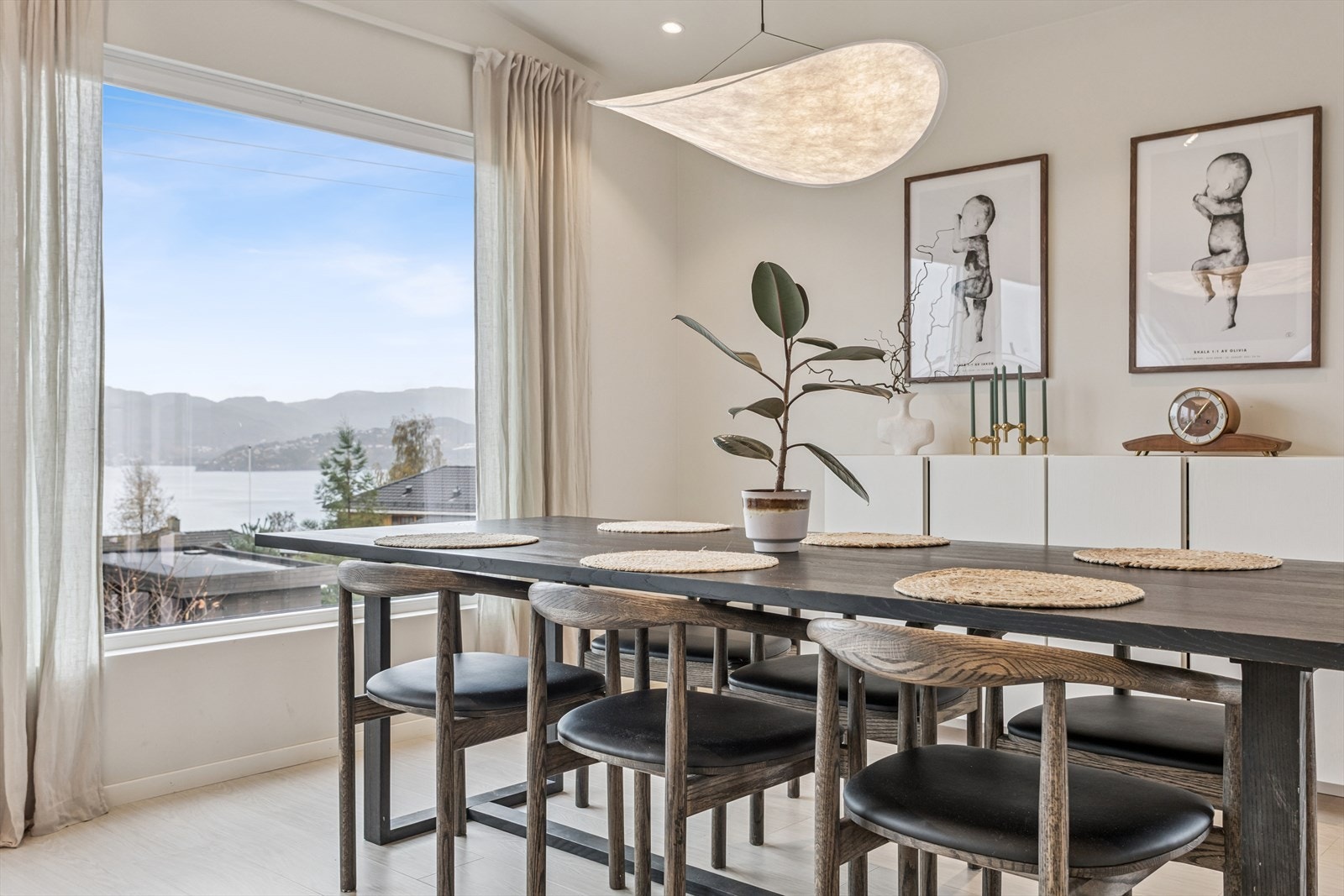 Store vindusflater slipper inn rikelig med naturlig lys og gir en fin kontakt med uterommet. Galleribilde