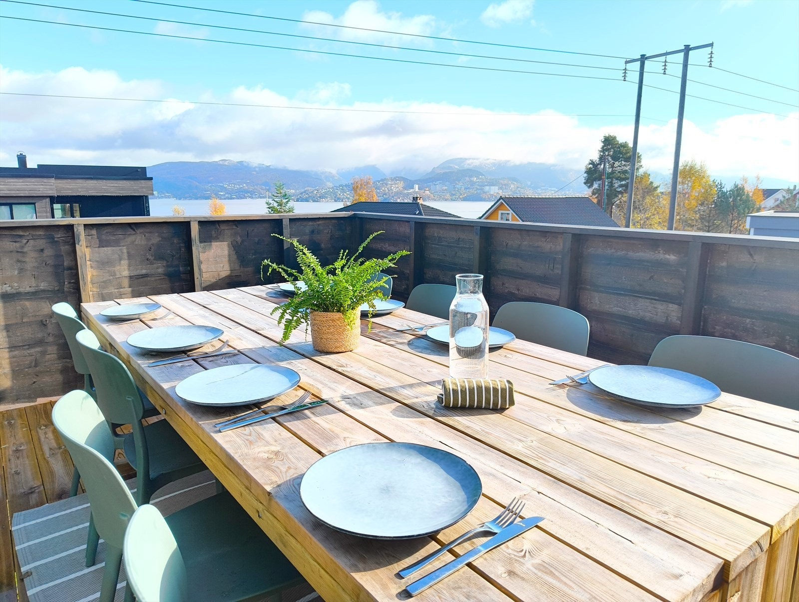 På den romslige balkongen har man rikelig med plass til å invitere på middag med venner, og nyte sol og spennende vid utsikt. Galleribilde