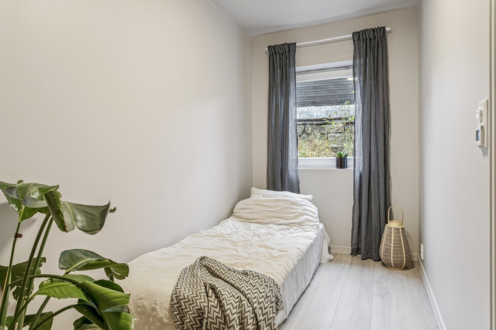 Ett soverom i u. etg er opprinnelig avsatt til sportsbod, og er dermed ikke godkjent soverom. Galleribilde