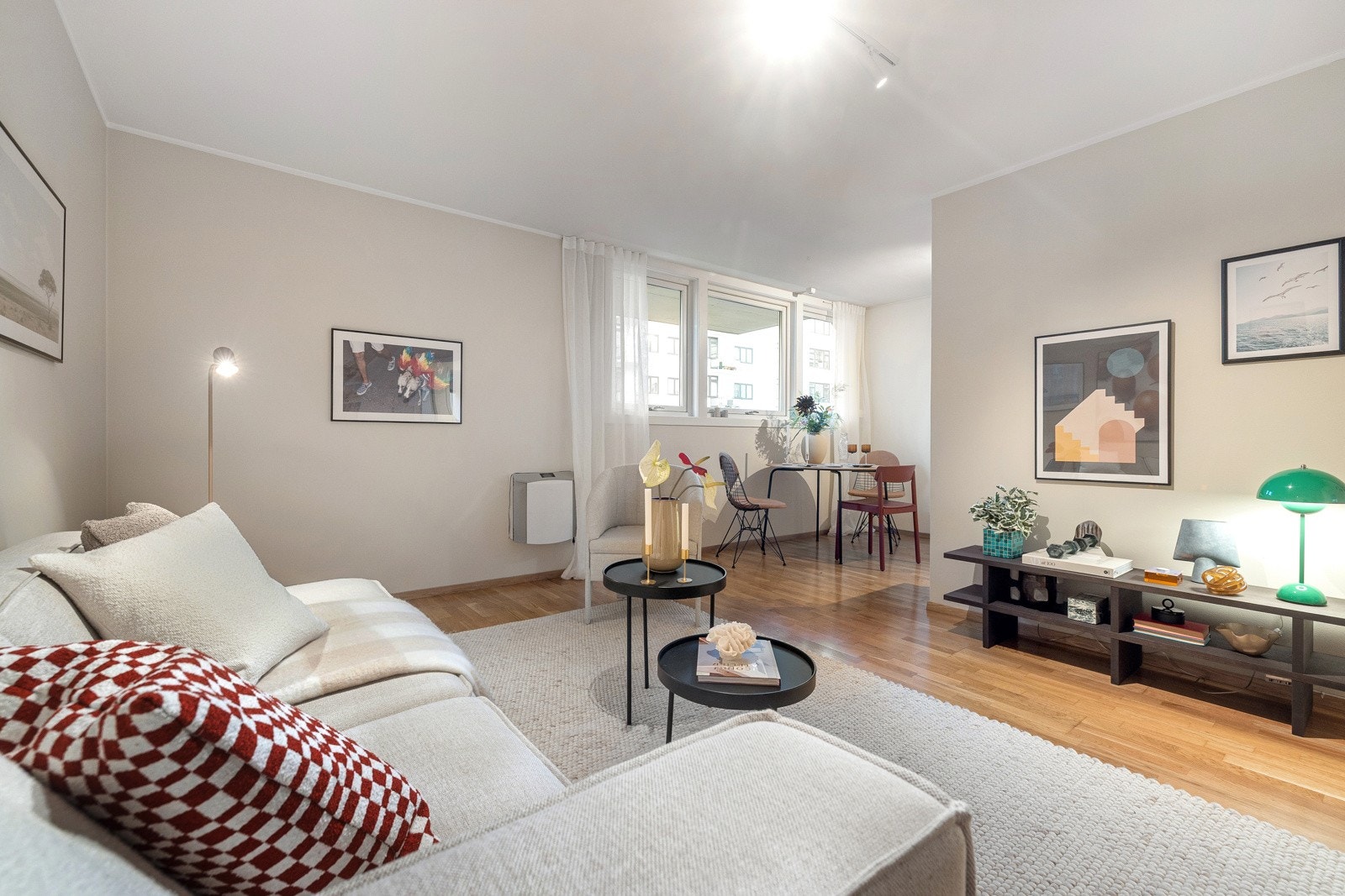 Velkommen til Kirkeveien 45 - vi har gleden av å presentere en gjennomgående 3-roms leilighet i et urbant, populært og svært sentralt boligområde på Majorstuen i Oslo. Galleribilde