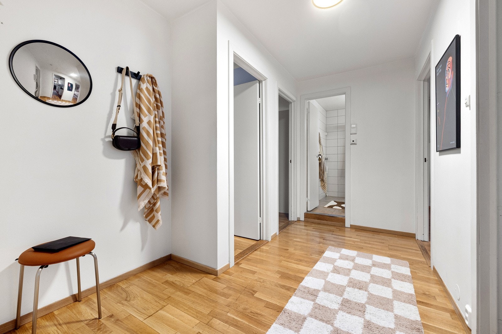 Velkommen inn - leiligheten har en god intern beliggenhet i byggets 2. etasje, med adkomst via heis. Galleribilde