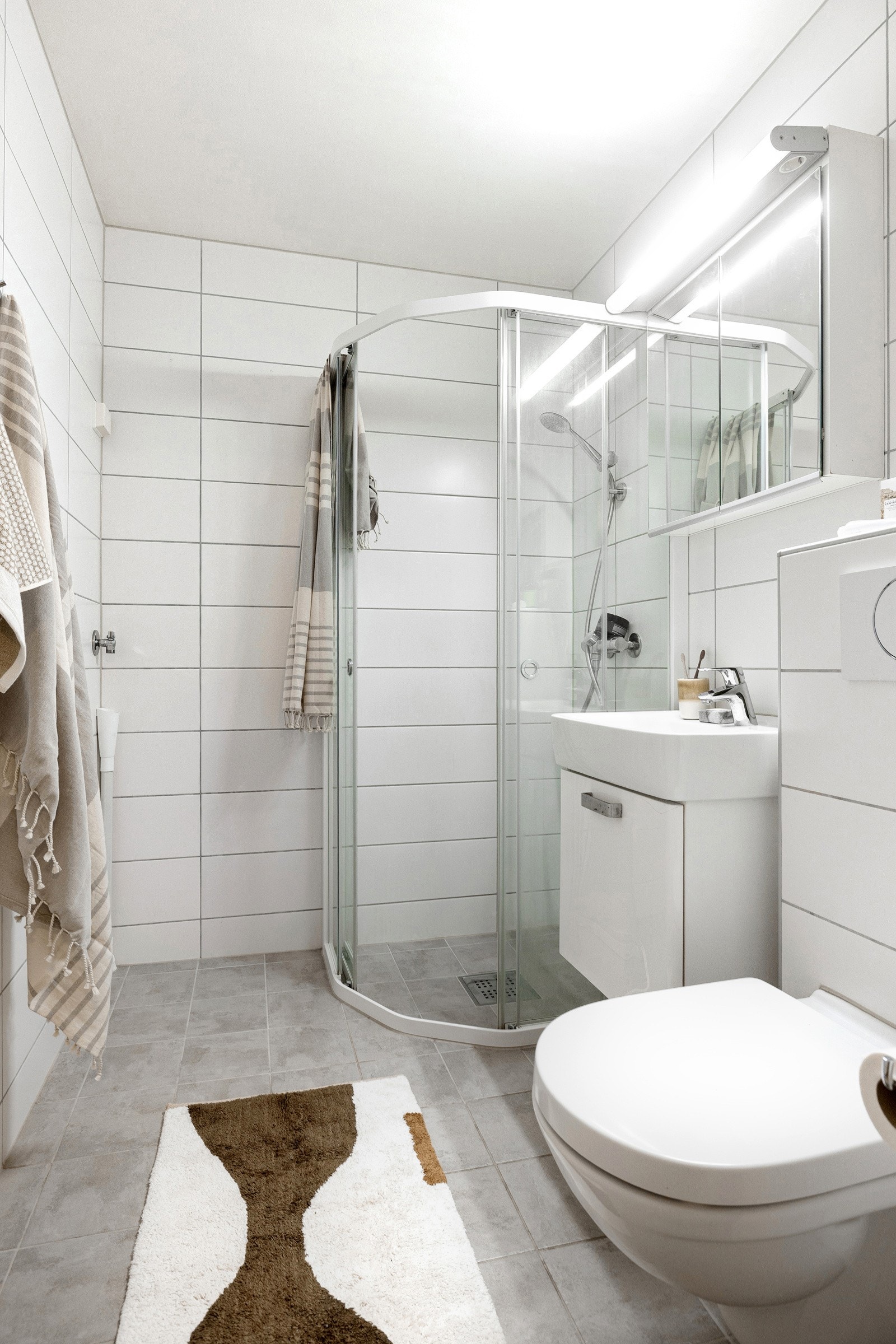 Lyst, flislagt bad som ble pusset opp i 2013. Galleribilde