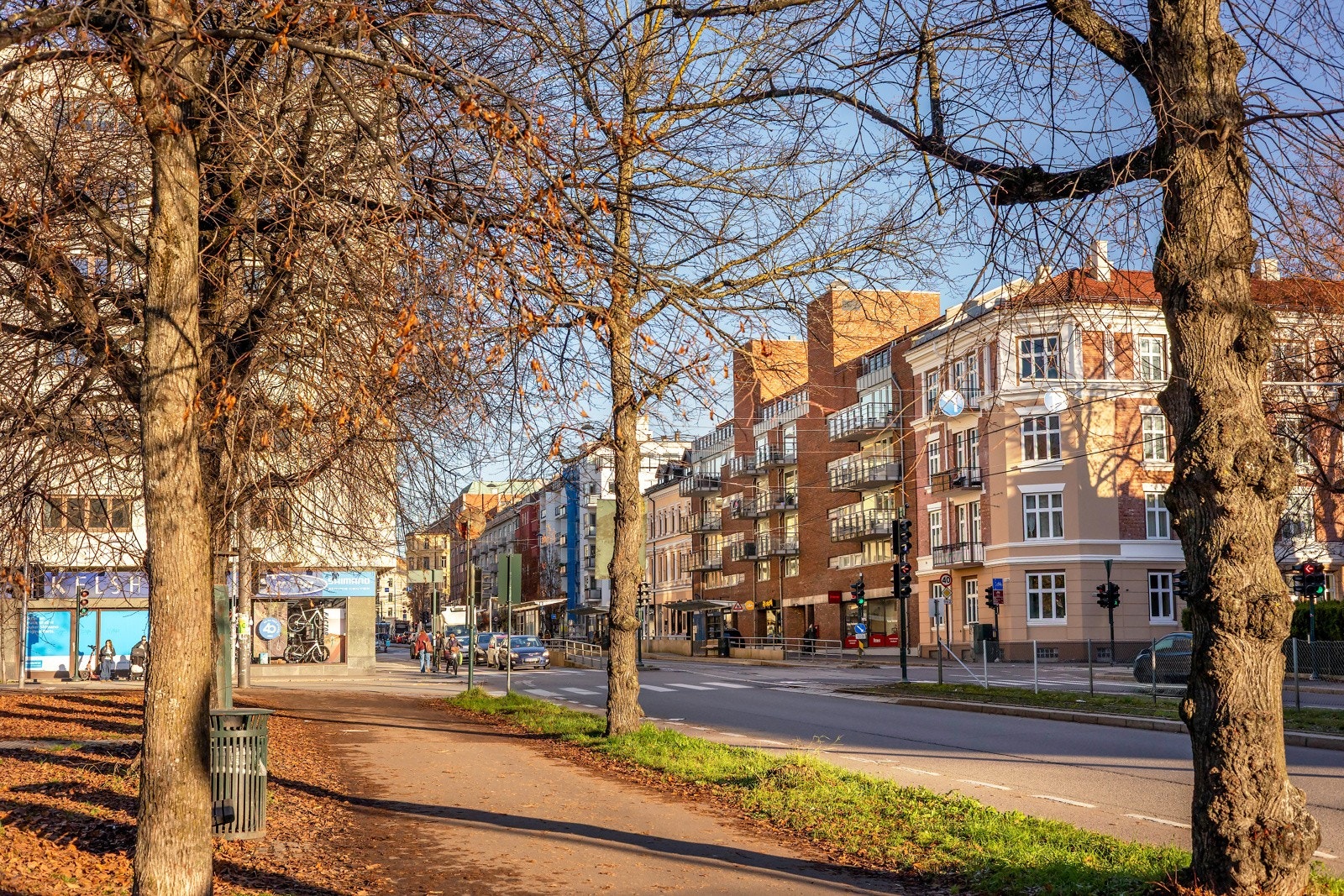 Leiligheten ligger i et urbant, populært og svært sentralt boligområde på Majorstuen i Oslo. Galleribilde