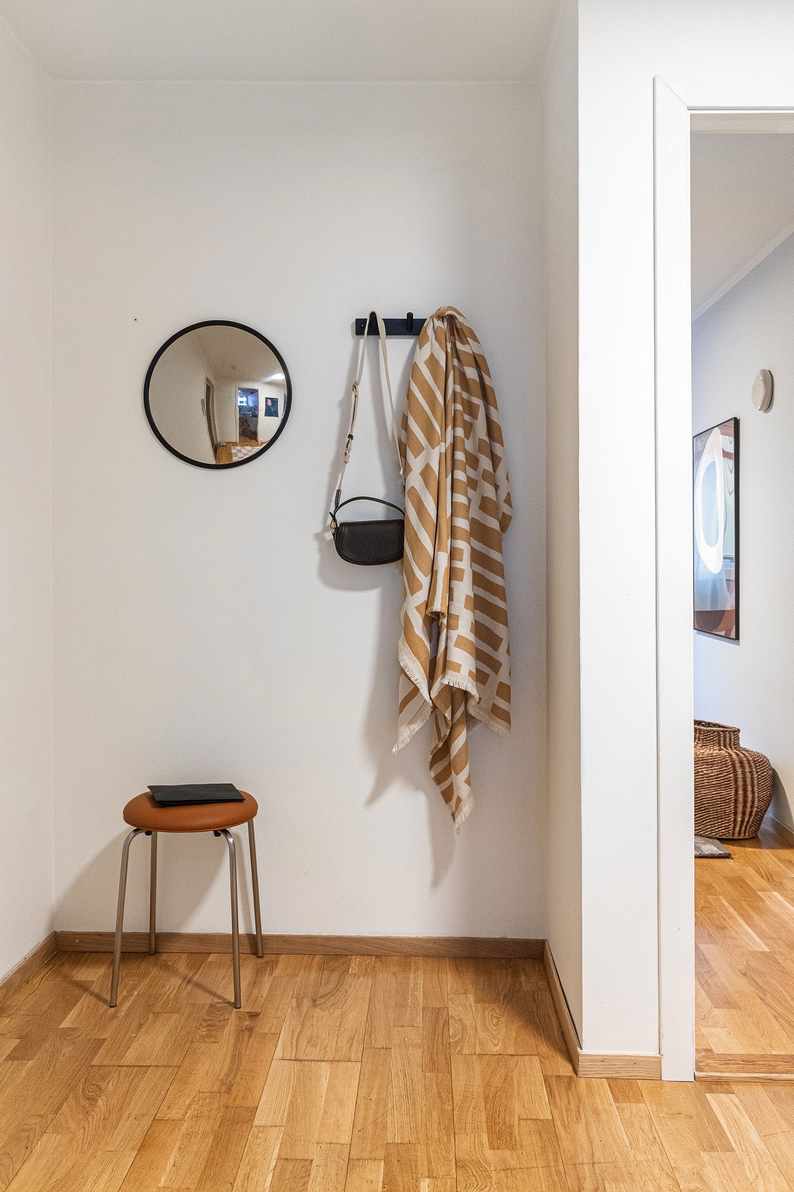 Entréen fremstår som lys og innbydende, med god plass til garderobeskap. Galleribilde