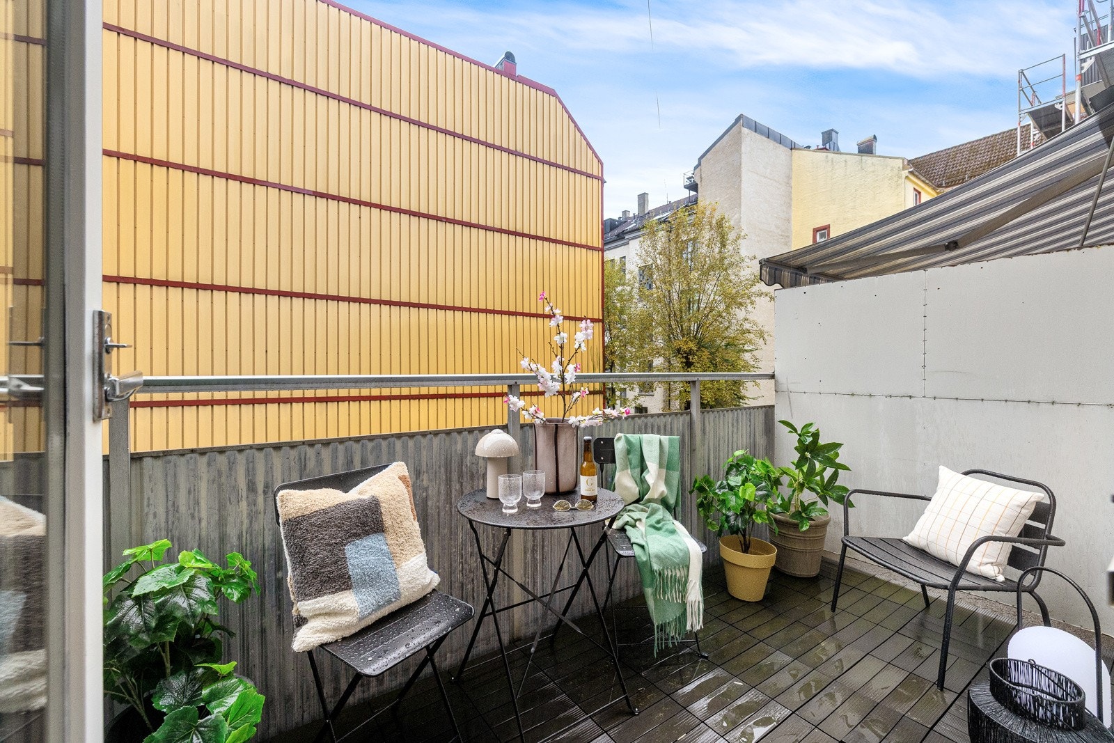 Leiligheten har en hyggelig sørøstvendt balkong på ca. 6 kvm, med god plass til utemøbler og grill. Galleribilde