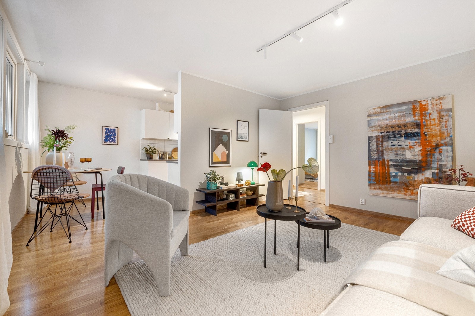 Det er plass til spisebord mellom stuen og kjøkkenet. Galleribilde