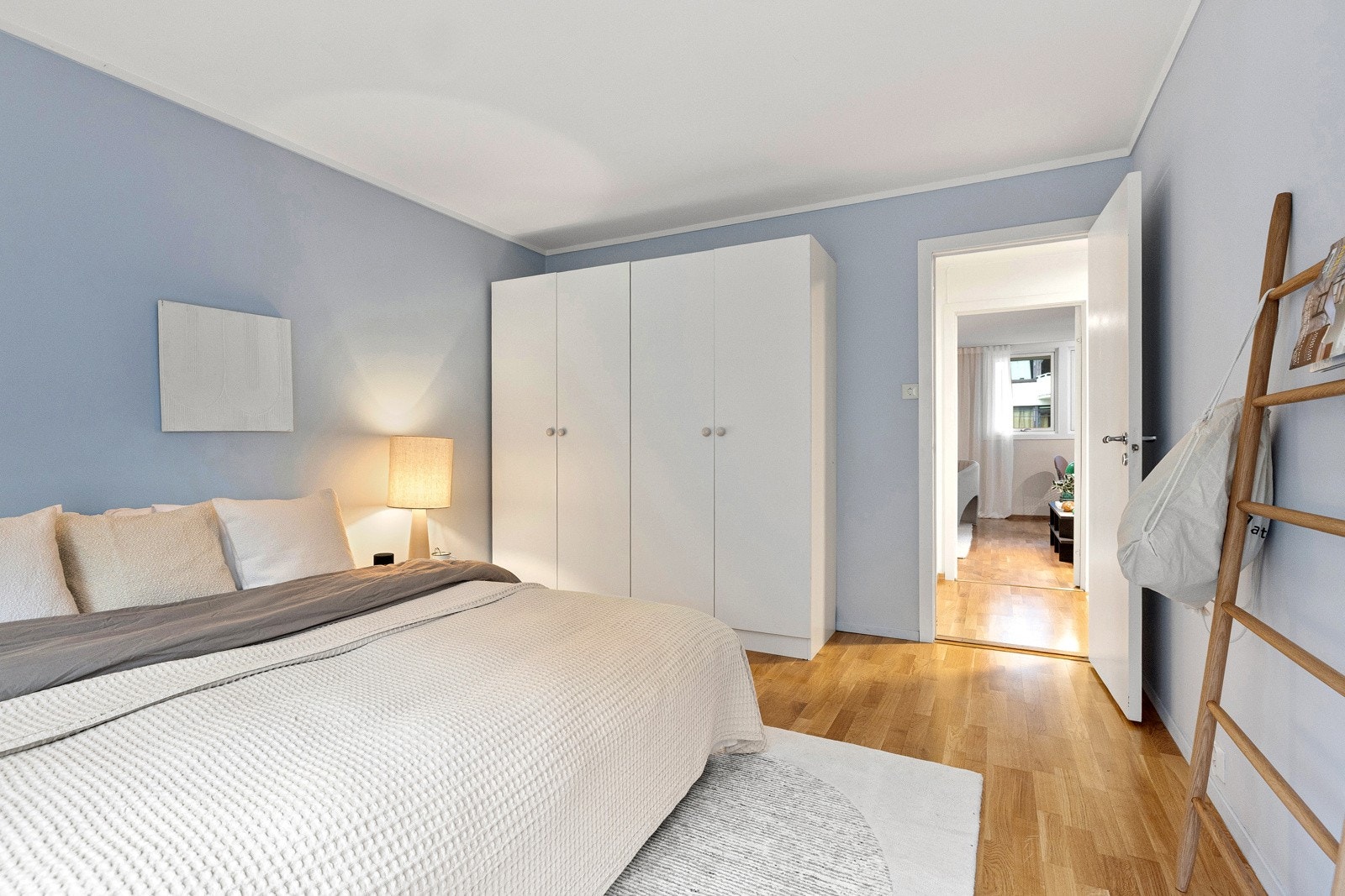 Hovedsoverommet er romslig, med plass til dobbeltseng, nattbord og garderobeskap. Galleribilde