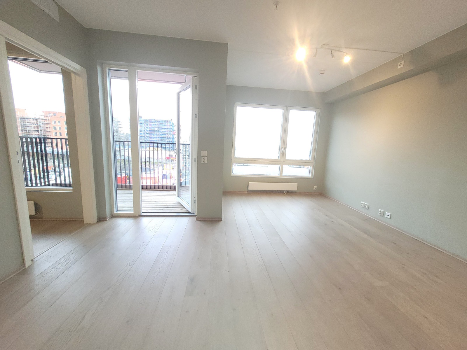 Stue med åpen kjøkkenløsning og utgang til balkong. Galleribilde