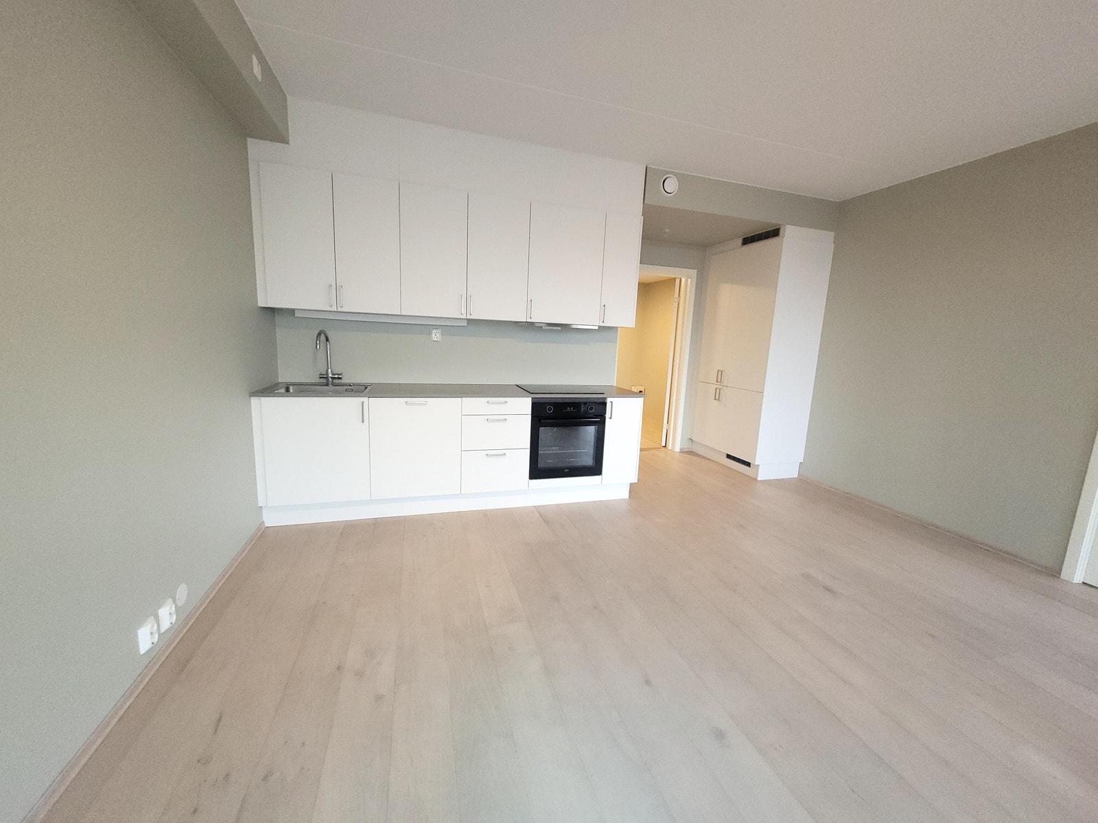 Kjøkken med hvitevarer. Galleribilde