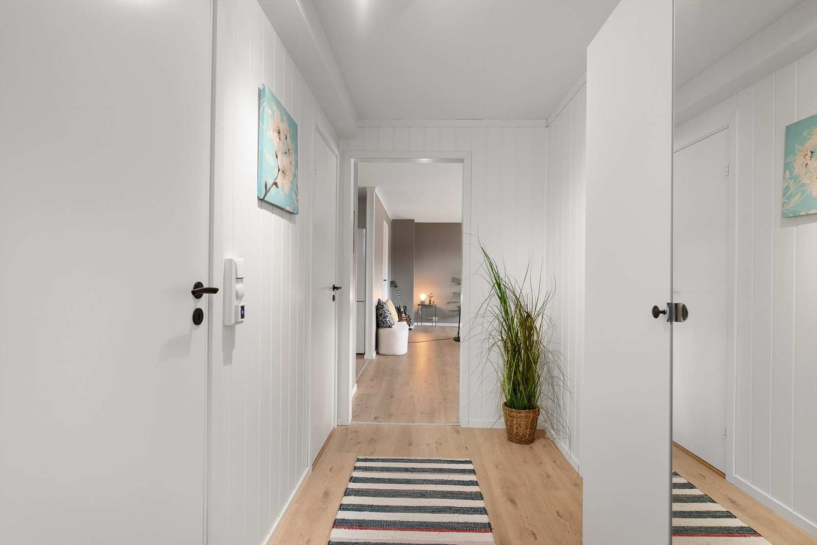 Fra entréen er det åpen løsning mot stue. Galleribilde