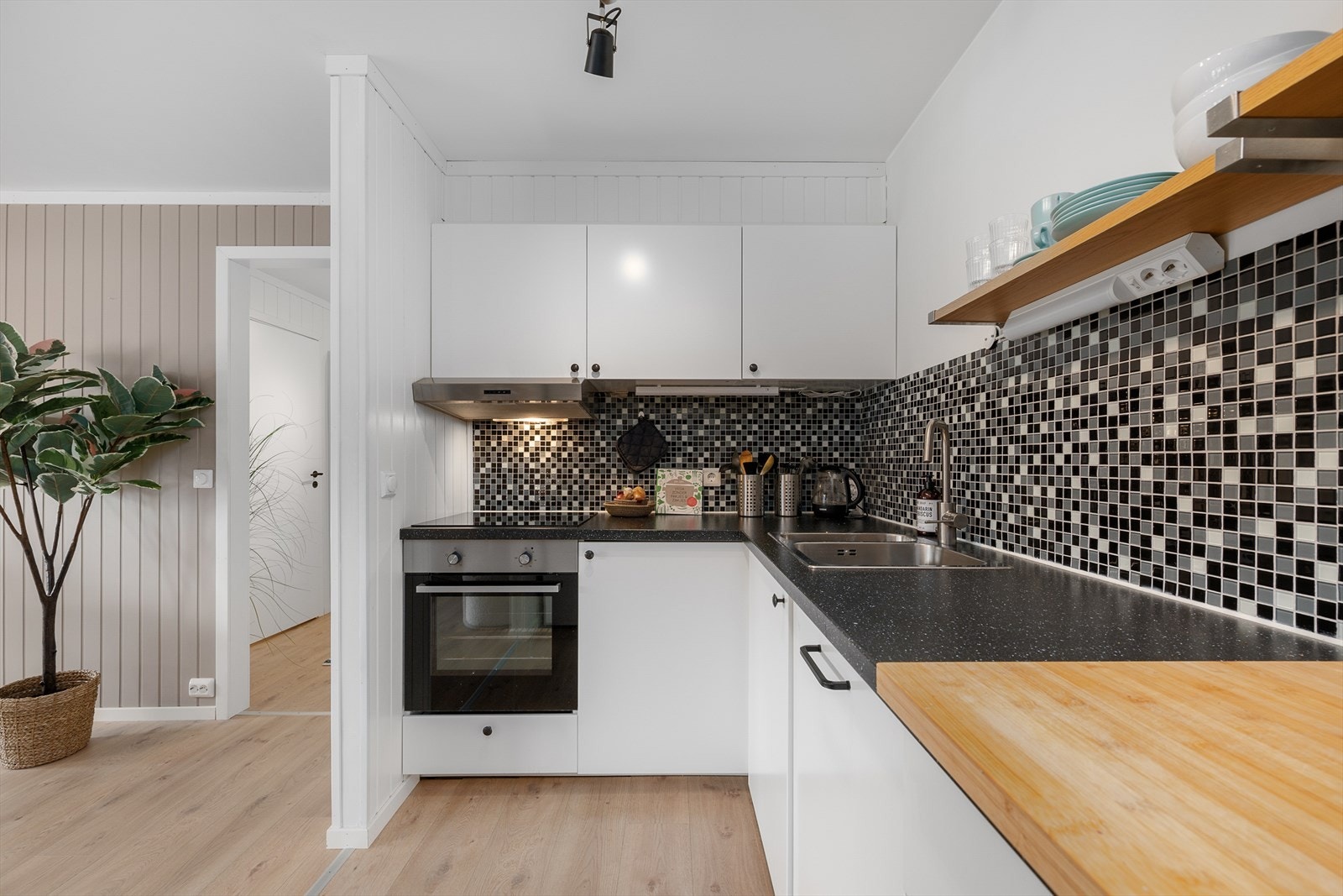 Mosaikkflis gir en fin kontrast til hvit høyglans på frontene. Galleribilde