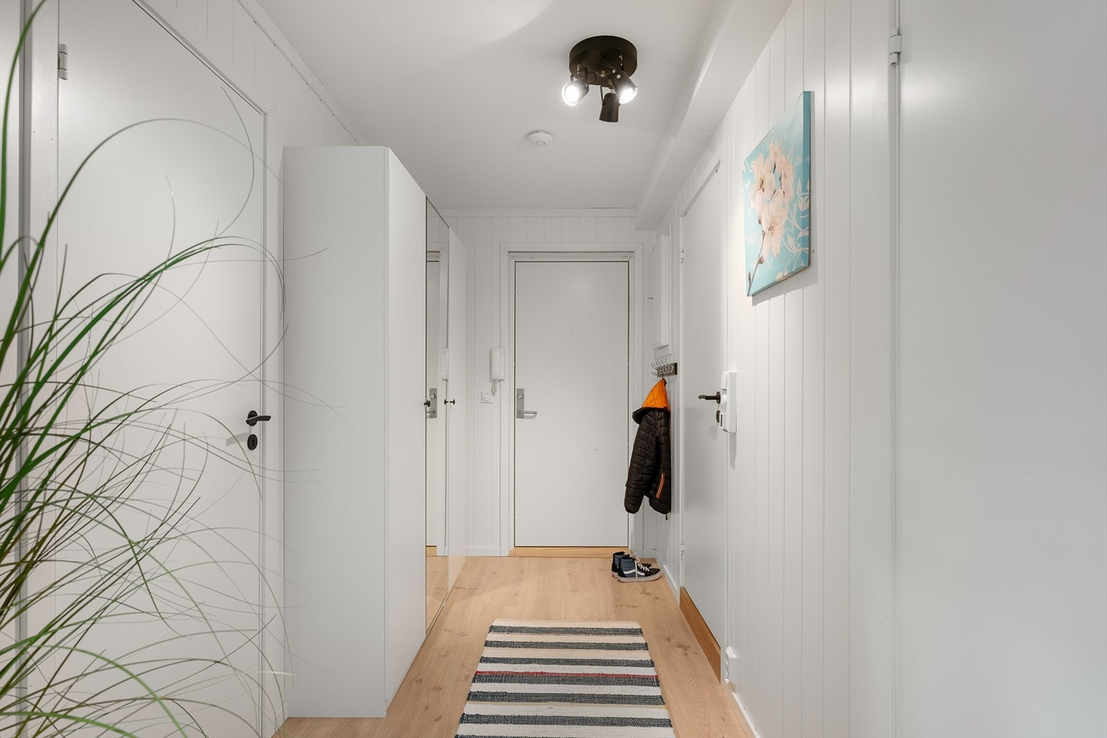 God plass til å ta av sko og yttertøy i entrèen. Galleribilde