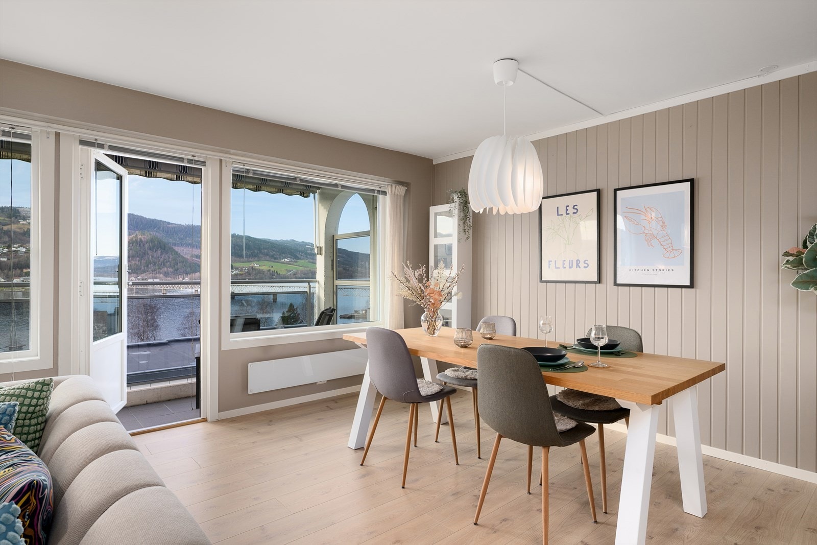 Det er større vinduer mot vest som slipper inn rikelig med naturlig lys. Galleribilde