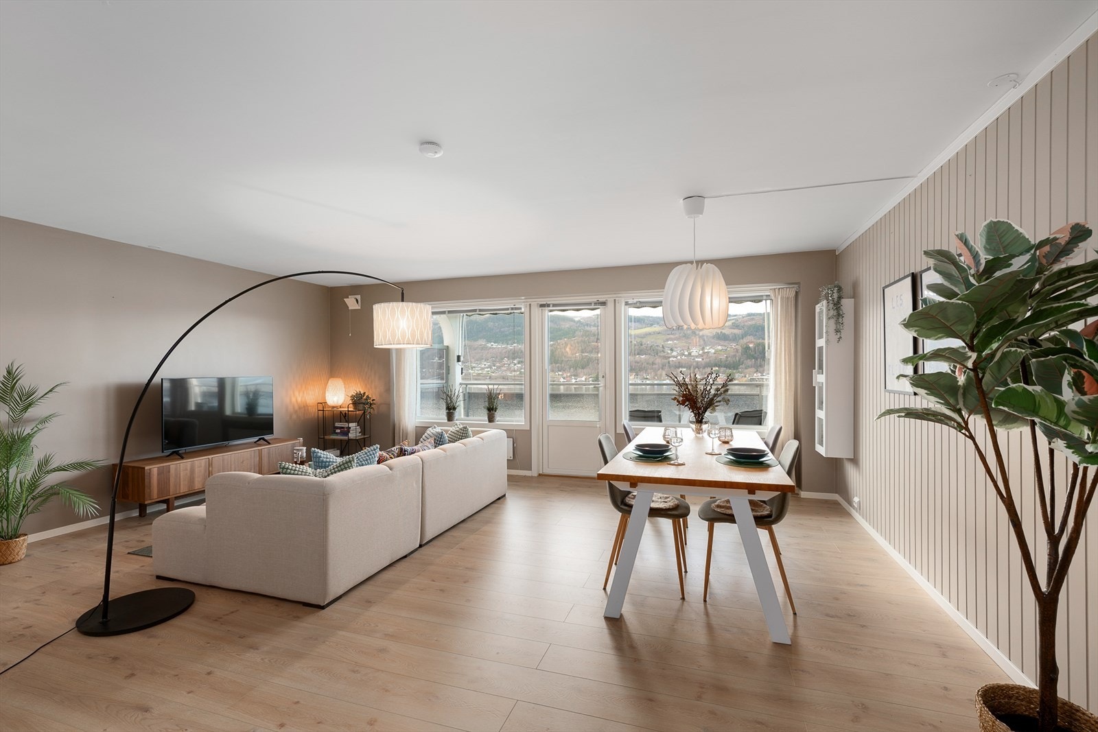 Romslig stue i moderne og delikate farger. Galleribilde