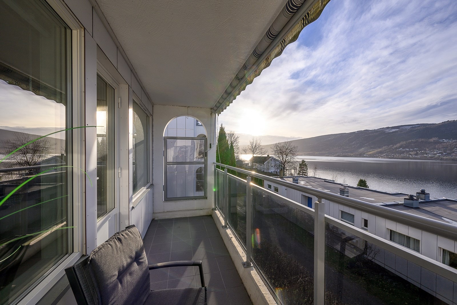 Takoverbygd terrasse med terrassemarkise. Galleribilde