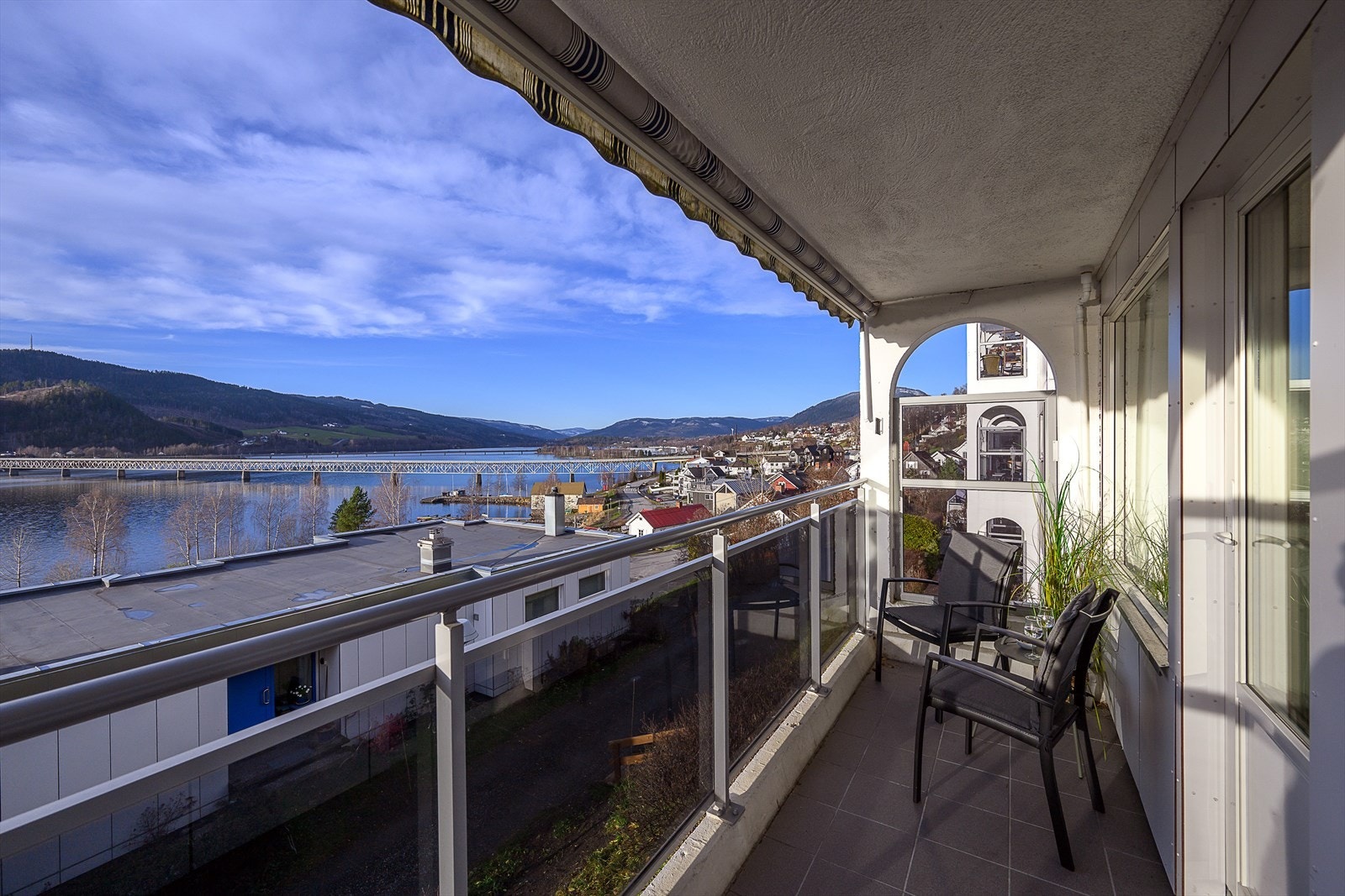 God plass til utemøbler på den vestvendte og solrike terrassen. Galleribilde