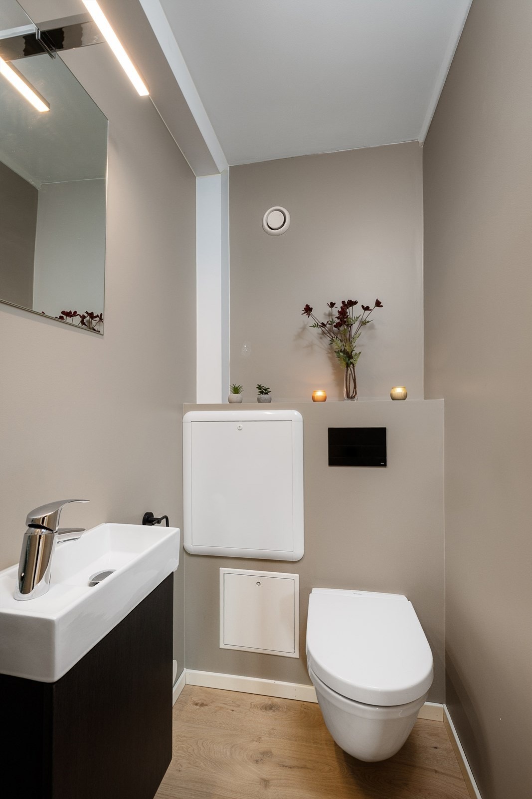 Separat toalettrom ligger vegg-i-vegg med badet. Galleribilde