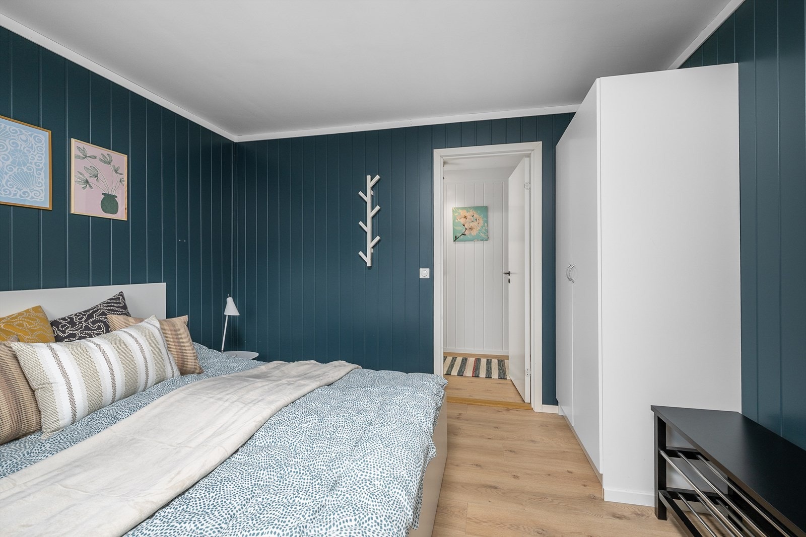 Soverommet har dobbel frittstående garderobeløsning. Galleribilde