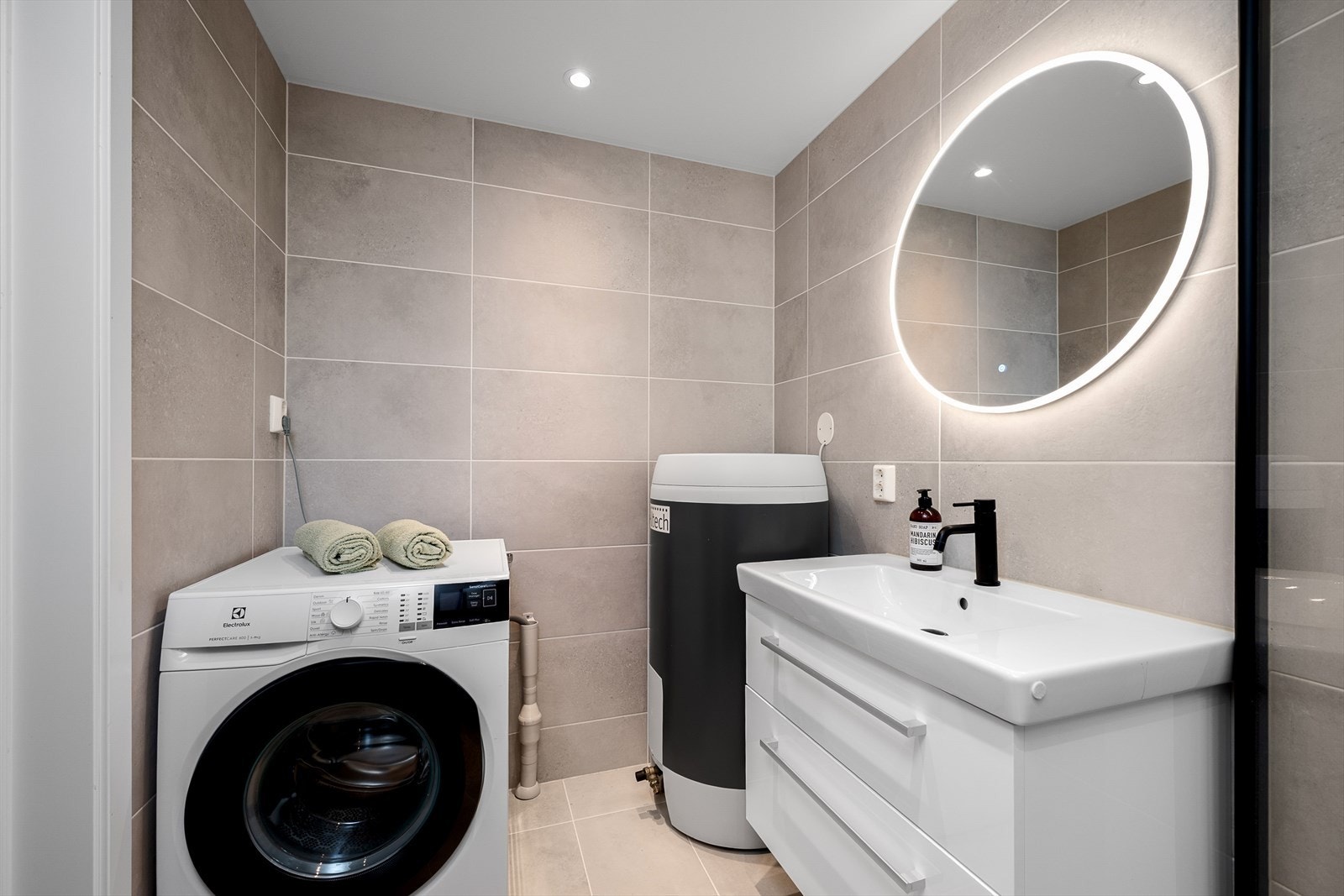 Badet har plass og opplegg for oppvaskmaskin, baderomsinnredning, gulvvarme og innfellbare dusjdører. Galleribilde