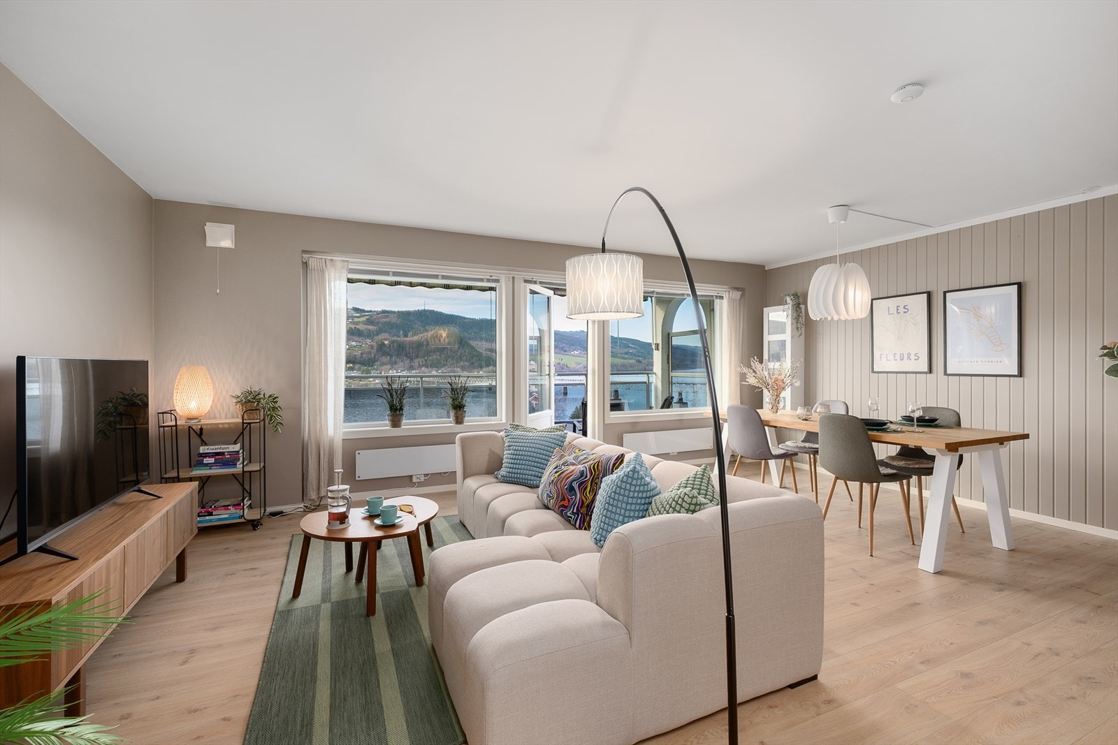 Stua har god plass for både sofagruppe og spisemøblement. Galleribilde