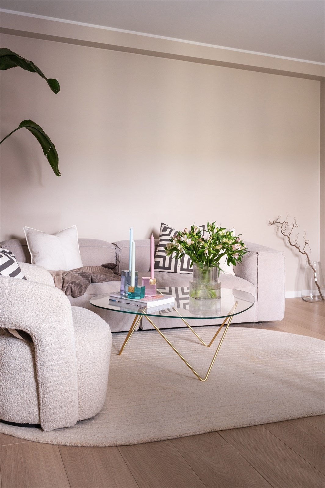 God plass til sofaseksjon med tilhørende møblement. Galleribilde