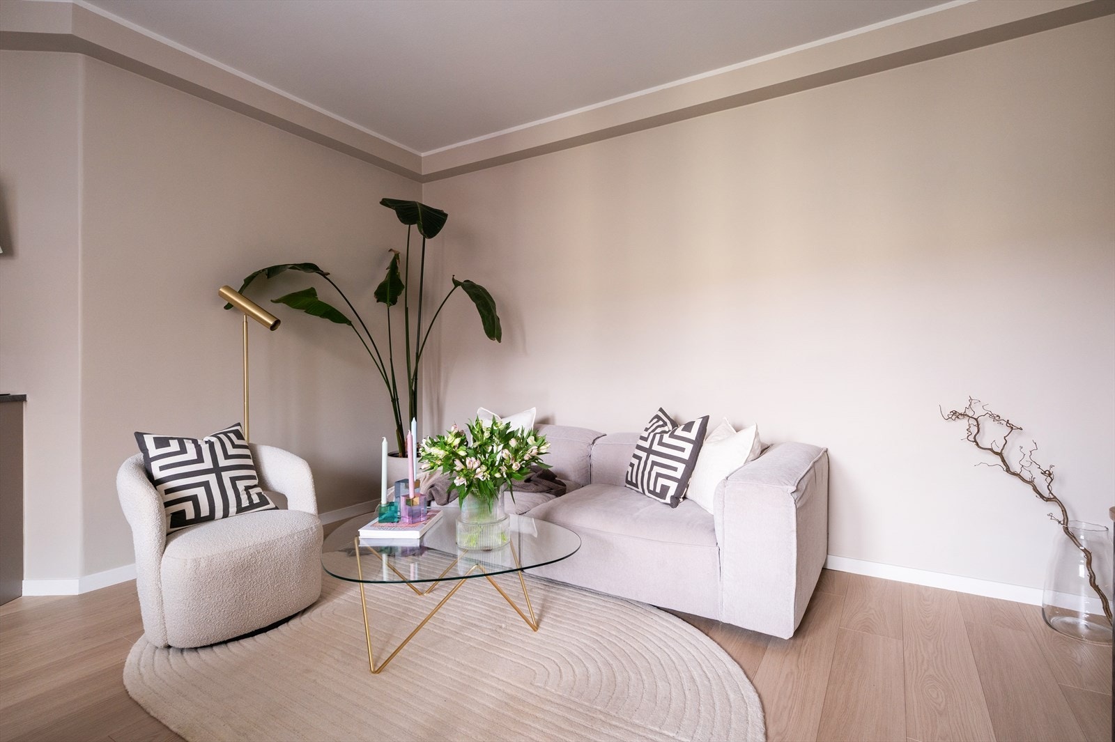 Leiligheten har flott eikeparkett og moderne fargetoner på vegg. Galleribilde