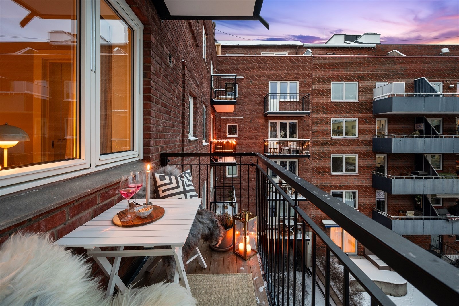 Direkte utgang til en hyggelig, østvendt balkong på ca. 3 kvm. Galleribilde