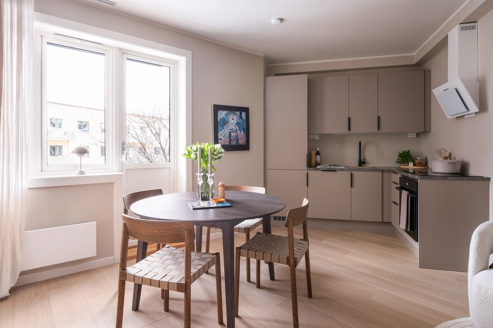 Leiligheten ble betydelig oppgradert i 2024 og holder en gjennomgående høy standard med elegante materialvalg og delikate farger. Galleribilde