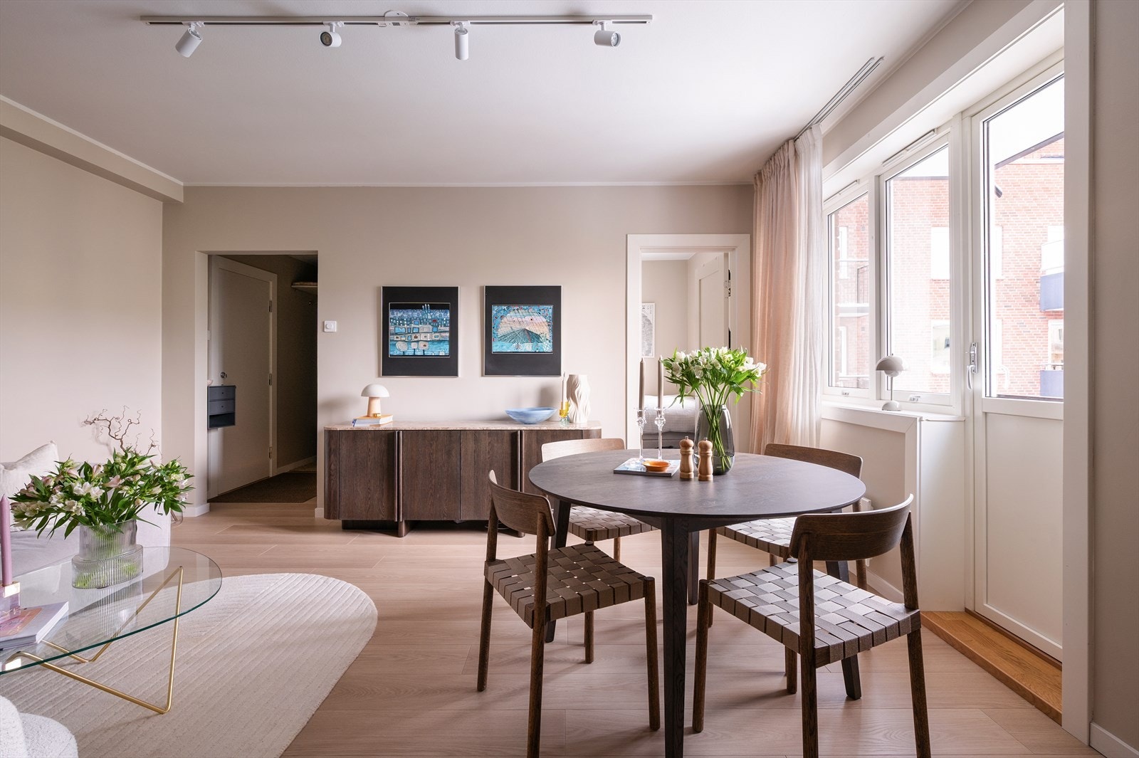 I forbindelse med oppussing i 2024 ble det også satt inn nye vinduer- og balkongdør. Galleribilde