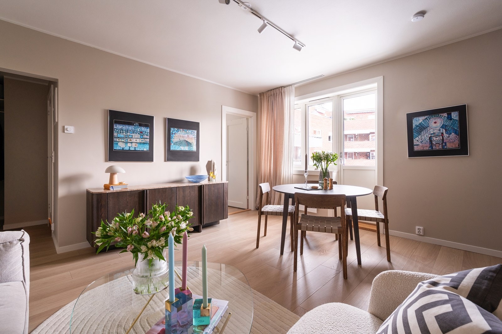 Rommet gir også mulighet for spisebord, ideelt for sosiale middager. Galleribilde