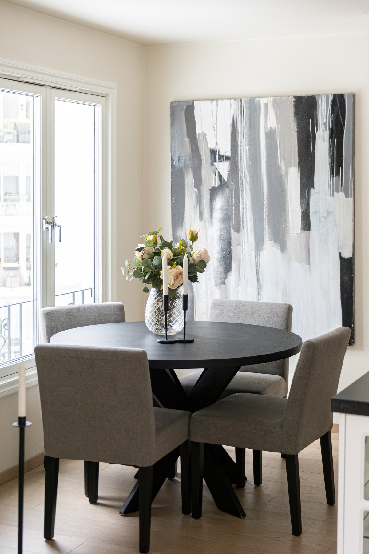 Her kan du nyte frokost med flott utsyn! Det er god plass til 2 stk. spisestuer. Galleribilde