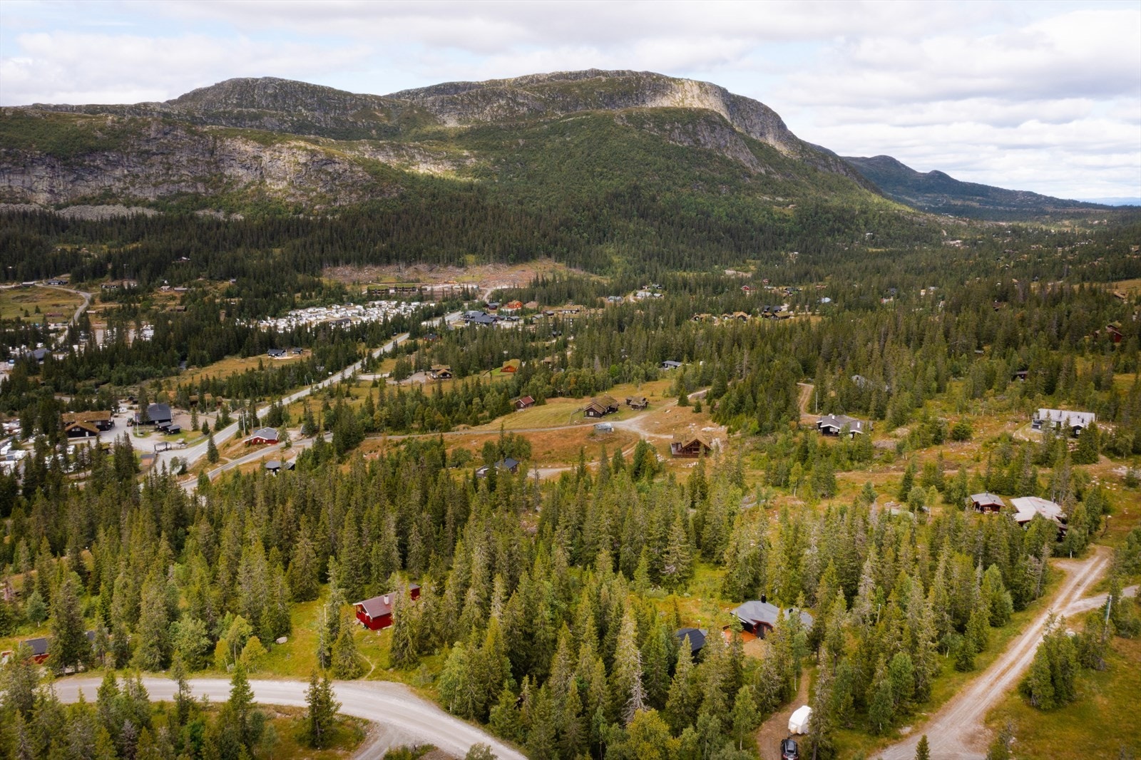 Hytte i usjenerte omgivelser, men samtidig svært sentralt. Galleribilde