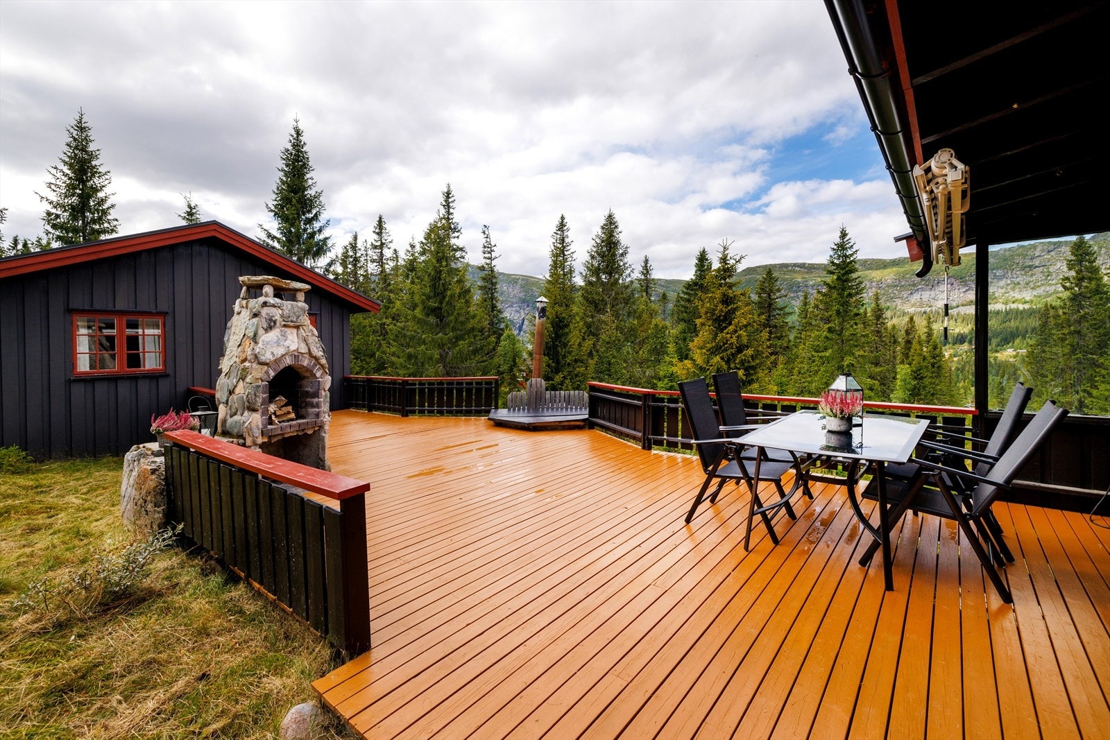 Terrasse på ca 38 kvm med utepeis og vedfyrt badestamp. Galleribilde