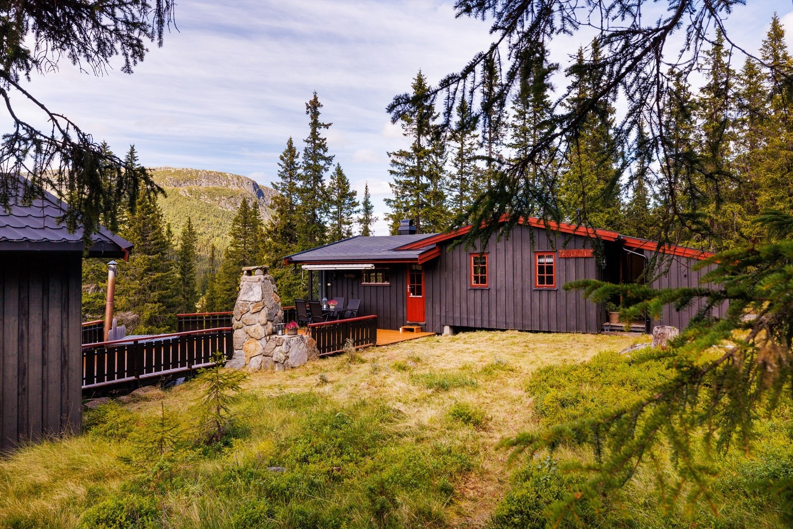 Fritidseiendommen ligger i usjenerte omgivelser svært sentralt på Haglebu. Galleribilde