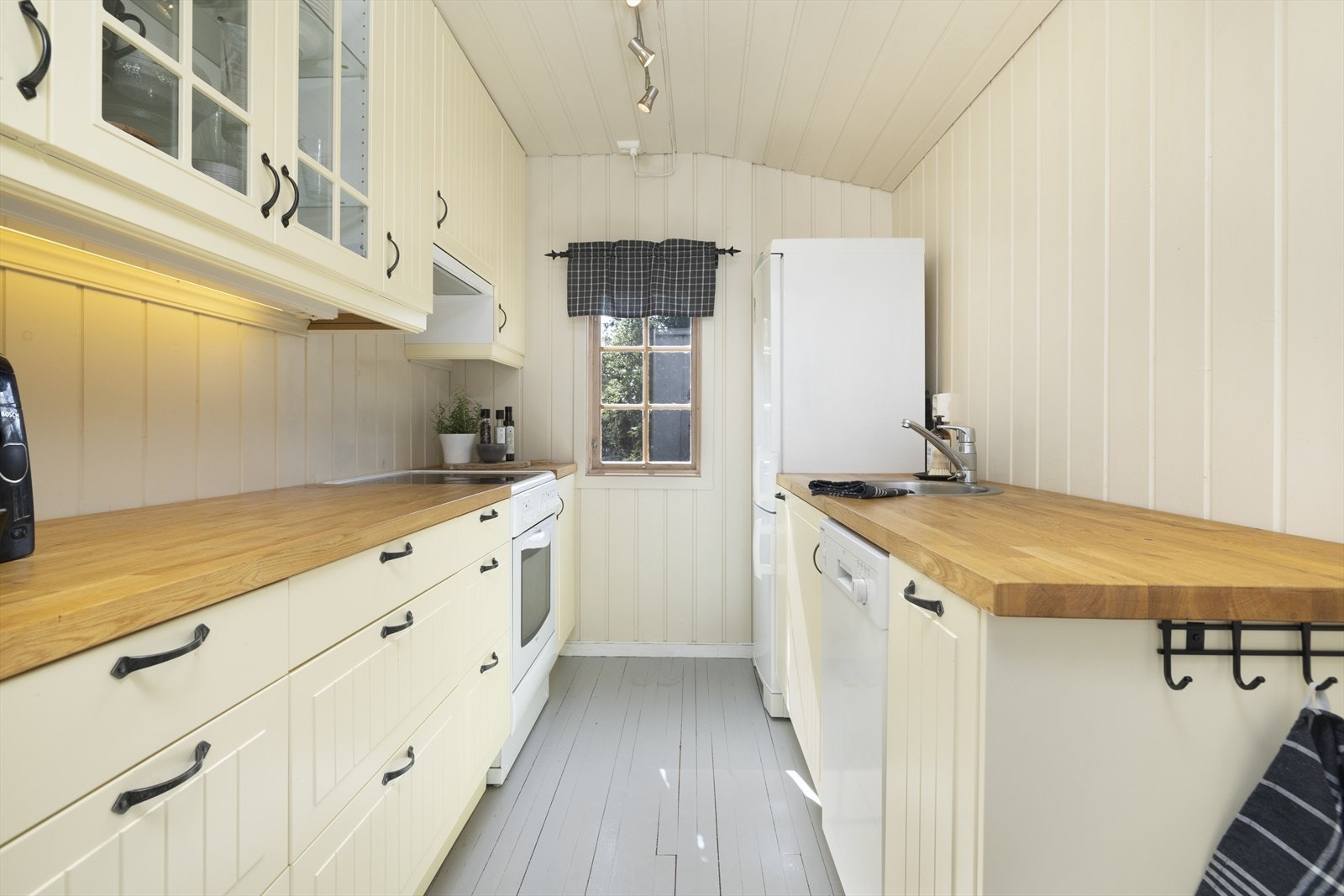 Kjøkken inneholder behandlet innredning med profilerte fronter. Heltre benkeplate, med nedfelt oppvaskkum. Det er godt med skap og skuffer på kjøkkenet. Galleribilde