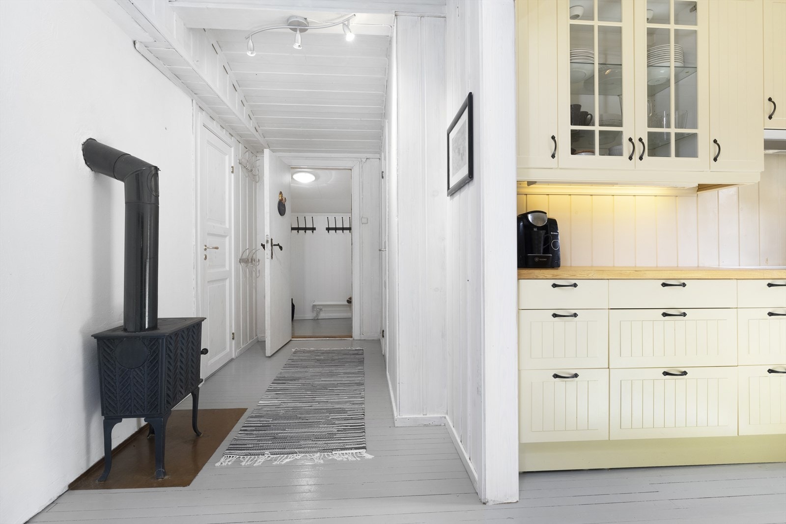 Det er vedovn i gangen mot kjøkken. Galleribilde