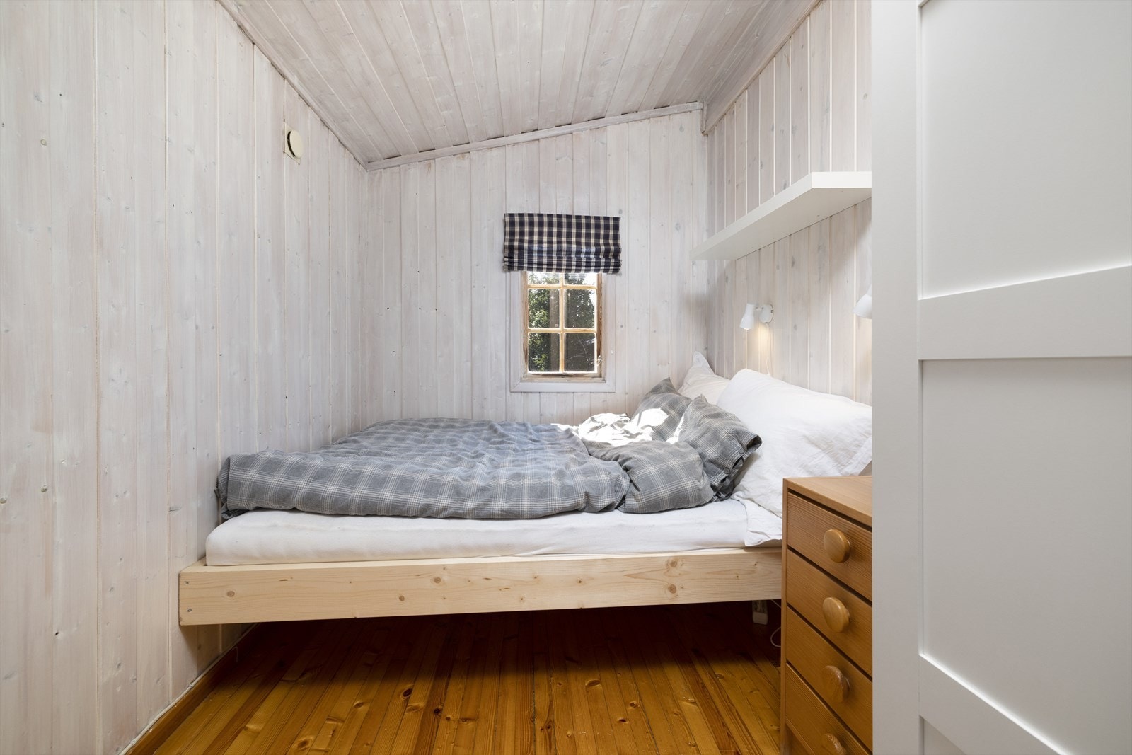 Det er plass til dobbeltseng og nattbord. Galleribilde