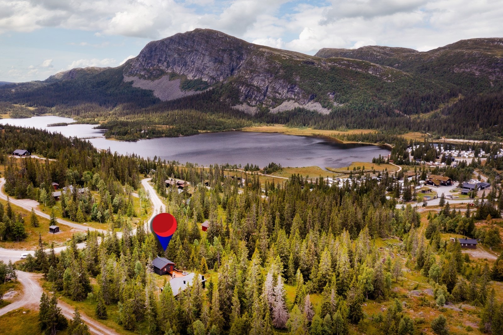 Hytte i usjenerte omgivelser, men samtidig svært sentralt. Galleribilde