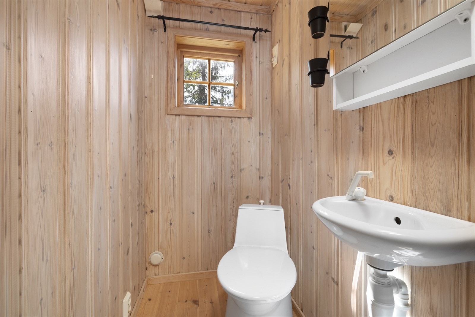 Toalettrom i frittstående bygg. Galleribilde