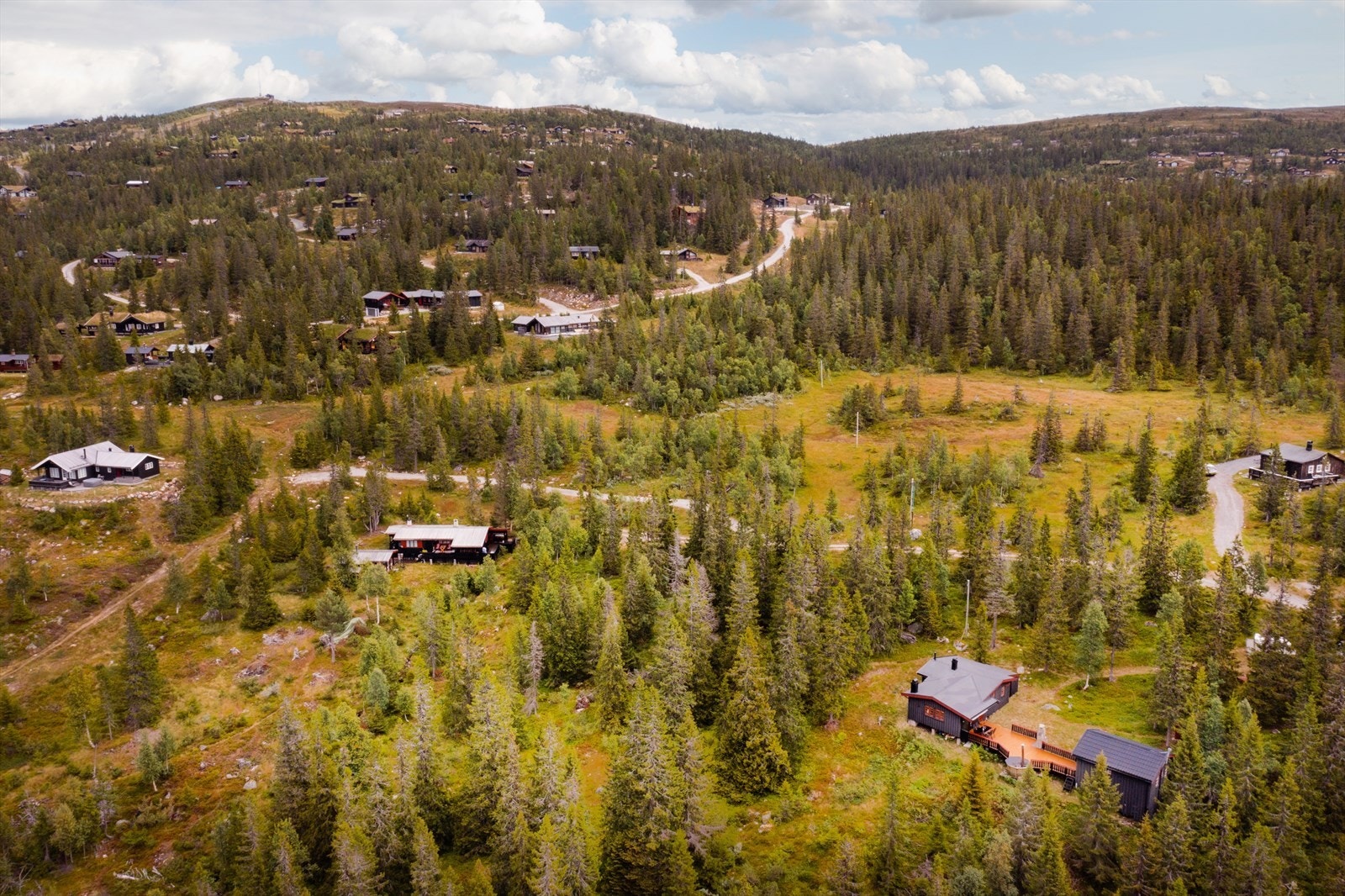 Hytte i usjenerte omgivelser, men samtidig svært sentralt. Galleribilde